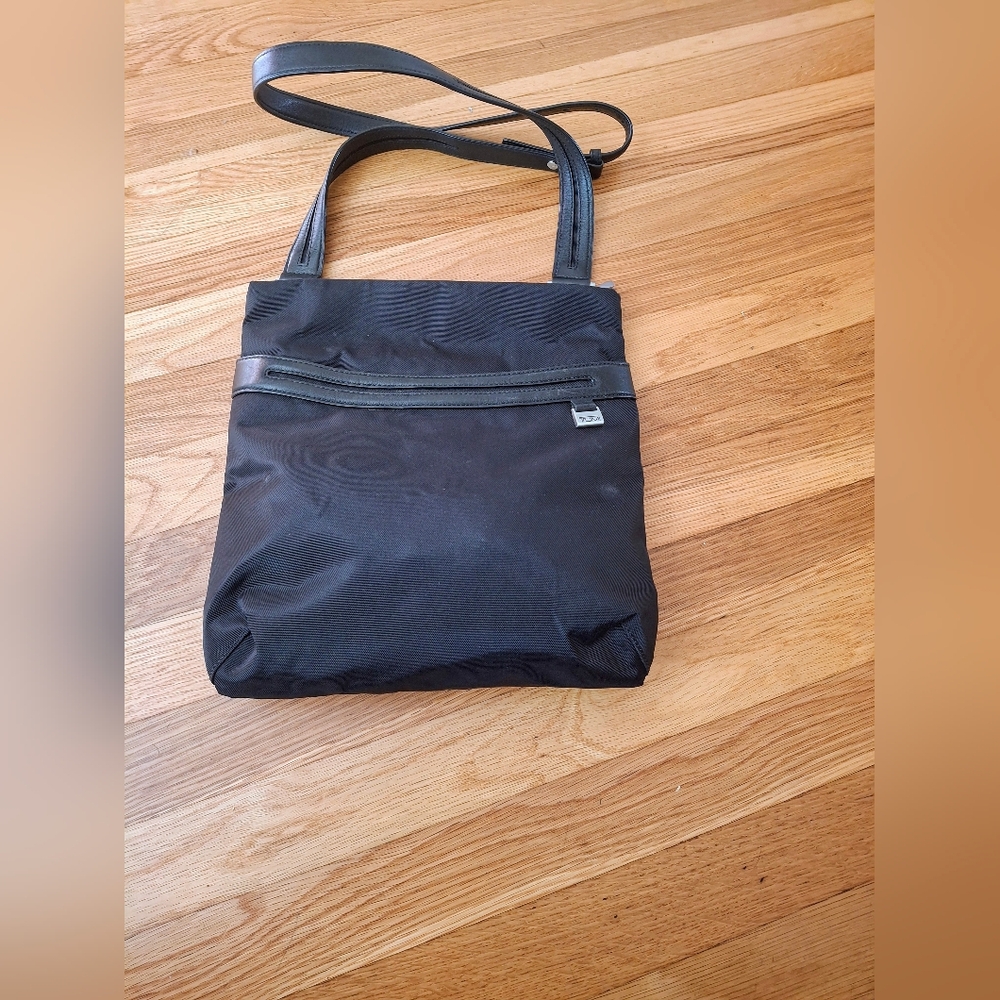 Tumi Ballistic  Black Nylon w / Leather Trim  Shoulder Messenger Bag Black OS
